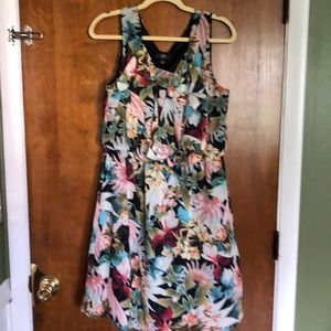 Sleeveless flowing flowery dress.